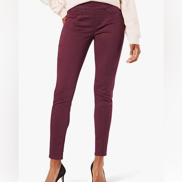 NWT Women's Signature Levi Strauss Jeans Burgundy Totally Shaping 10L 30W x 32L - Picture 1 of 11